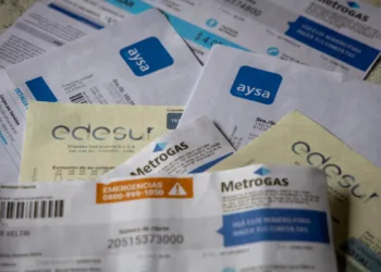 Junio llega con aumentos en luz, gas, agua, colectivos y combustibles