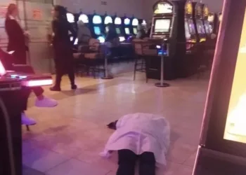 Insólito: una mujer murió en un bingo de Mar del Plata, taparon el cuerpo con una sábana y siguieron jugando