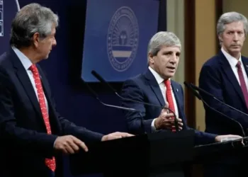 ¿Cuántos dólares tiene fuera del país el ministro Luis Caputo?