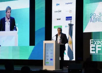 Milei y Caputo dan las puntadas finales al plan para atraer los dólares del colchón