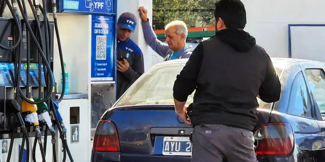 ¿Qué le sucede al motor del auto si se mezcla nafta super y premium?