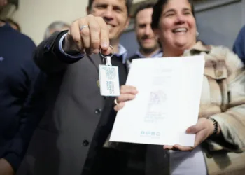 Kicillof entregó viviendas y escrituras a familias de Chivilcoy