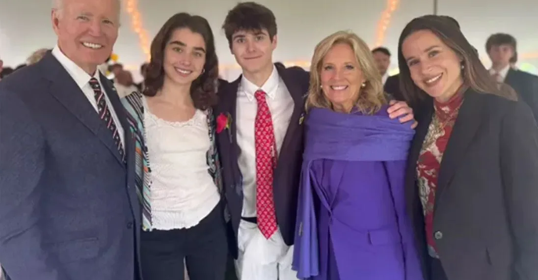 Biden reapareció en público para  celebrar la graduación de su nieto