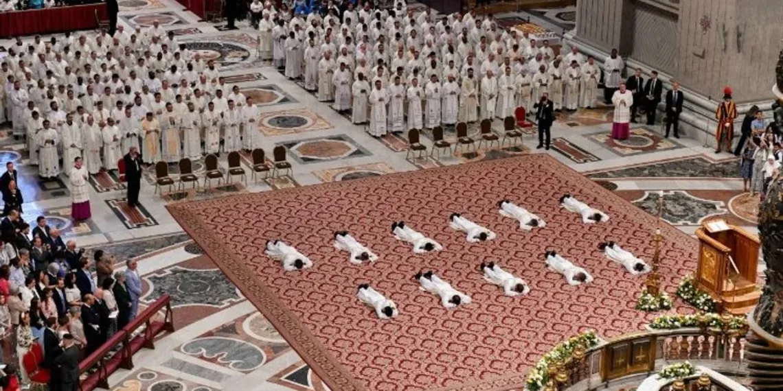 León XIV llamó a los nuevos sacerdotes a «ser creíbles» y «sanar una Iglesia herida»