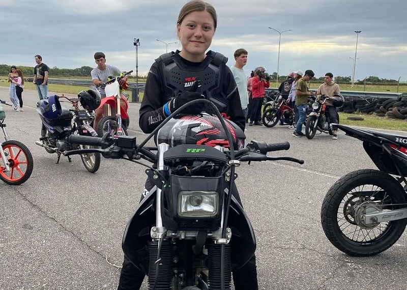 Paloma Repetto acelera el legado familiar en el motociclismo