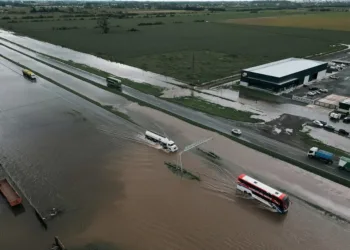 Un micro quedó atrapado por la inundación en la Ruta 9