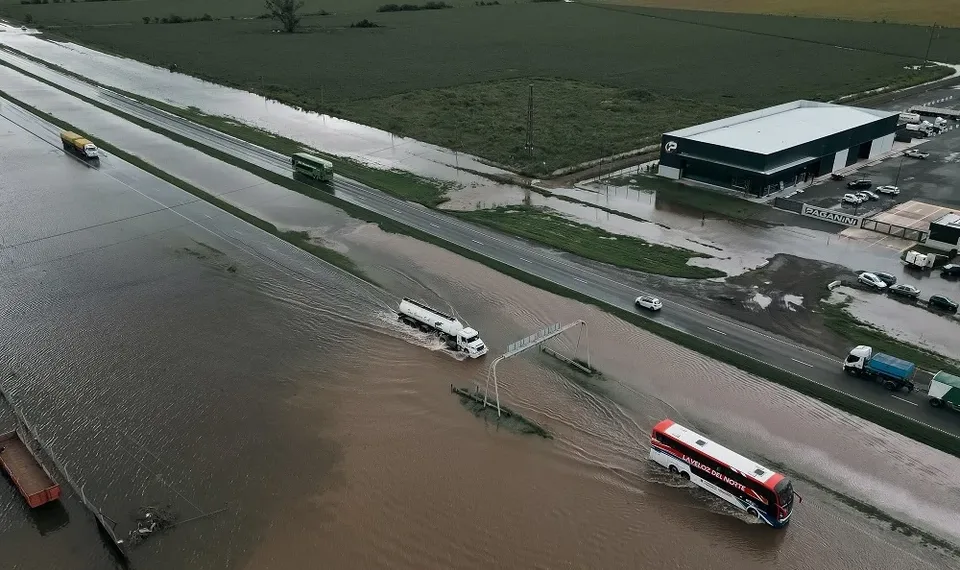 Un micro quedó atrapado por la inundación en la Ruta 9
