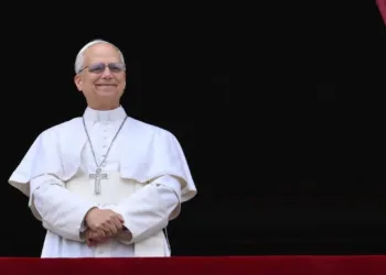 León XIV rinde homenaje a Francisco: «Nos enseñó a escuchar el doble grito de la tierra y de los pobres»