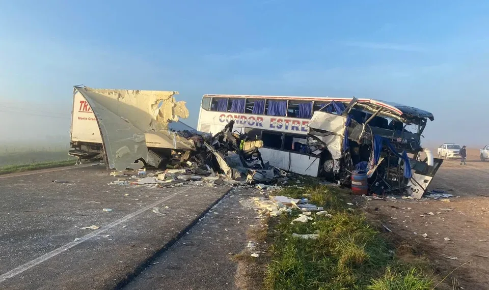 Choque frontal entre un micro y un camión en Ruta 3: hay al menos cuatro muertos