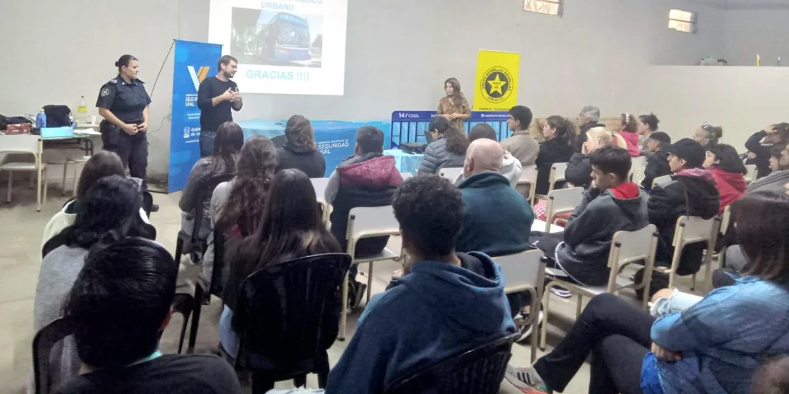 Vecinos participaron de “Voy en Cole” y el curso sobre licencias de conducir