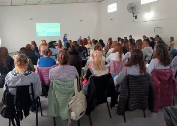 Taller sobre uso responsable de redes sociales en Viamonte