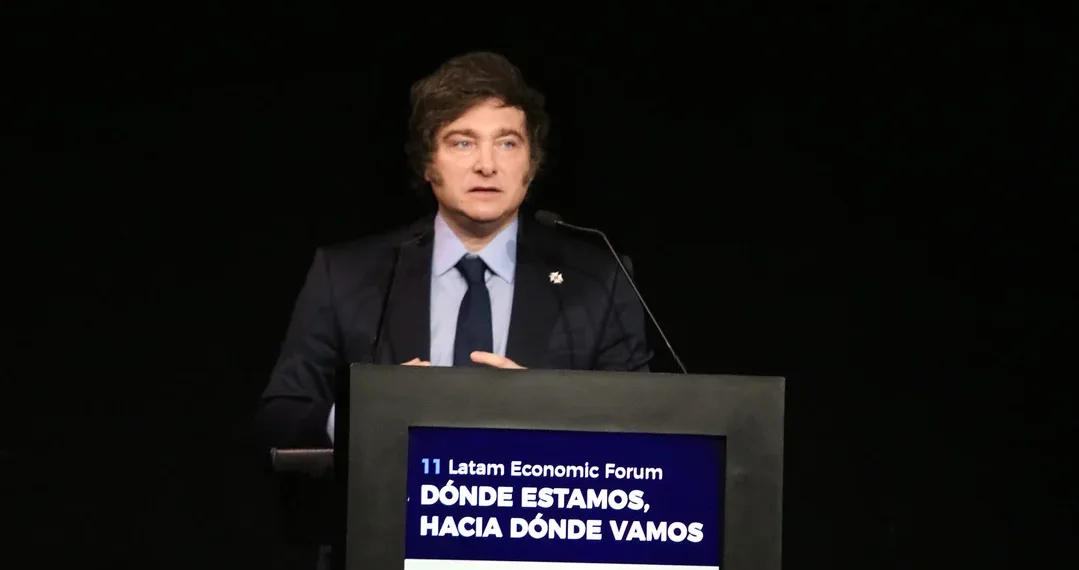 Milei dijo que por ahora el peso seguirá existiendo y «se usará para pagar impuestos»