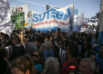 Suteba aceptó la oferta de Provincia y se  espera la decisión del resto de gremios docentes