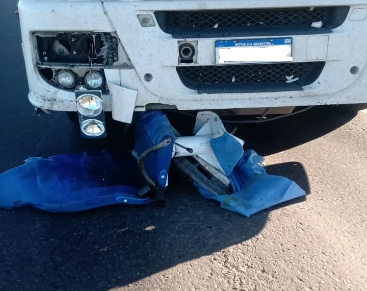 Tragedia en ruta 33: murieron dos trabajadores de  la salud al chocar una ambulancia contra un camión