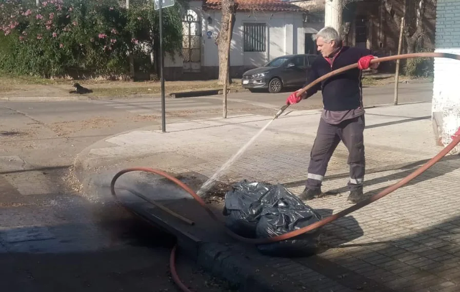 Intenso accionar de la dirección de Obras Sanitarias en barrios
