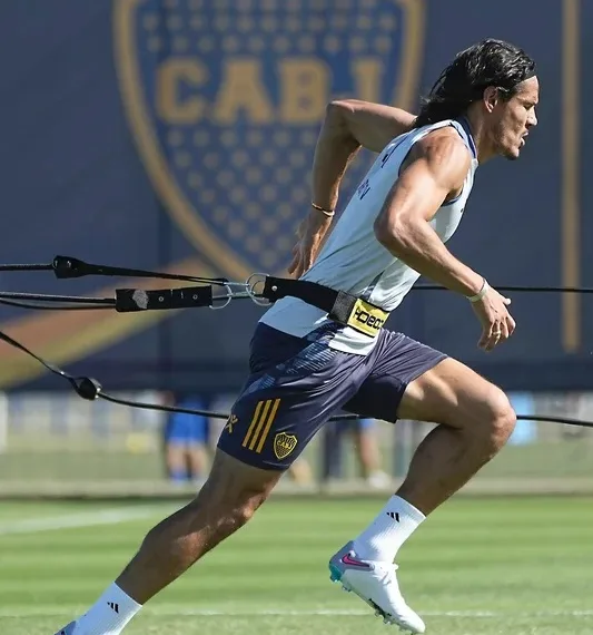 Edinson Cavani quedaría al margen del debut de Boca