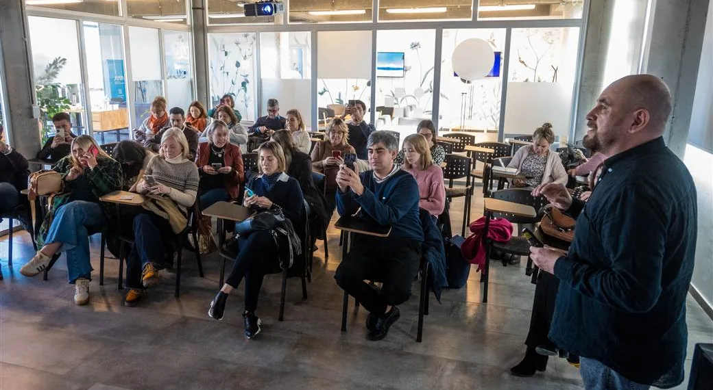 Charla para promover la inclusión laboral de personas mayores de 45 años