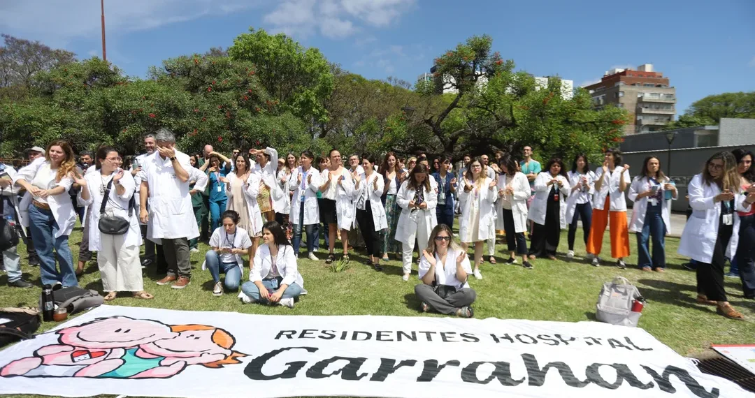 «No llego a fin de mes, al día 10 cobré y no me queda más plata»: la realidad de los trabajadores del Garrahan