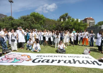 «No llego a fin de mes, al día 10 cobré y no me queda más plata»: la realidad de los trabajadores del Garrahan