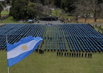 Más de 2.700 cadetes de la policía provincial juraron fidelidad a la bandera nacional