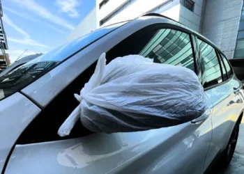 Qué significa cuando una persona pone una bolsa en el espejo retrovisor lateral del auto