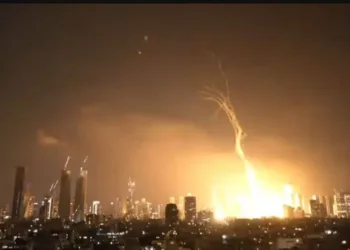 Israel bajo ataque: Irán lanzó más de 150 misiles y hay explosiones en Tel Aviv y Jerusalén