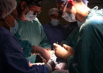 Hazaña en el Garrahan: operaron a una beba en el útero de su mamá y el final es conmovedor