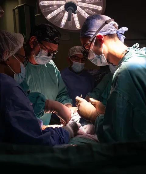 Hazaña en el Garrahan: operaron a una beba en el útero de su mamá y el final es conmovedor