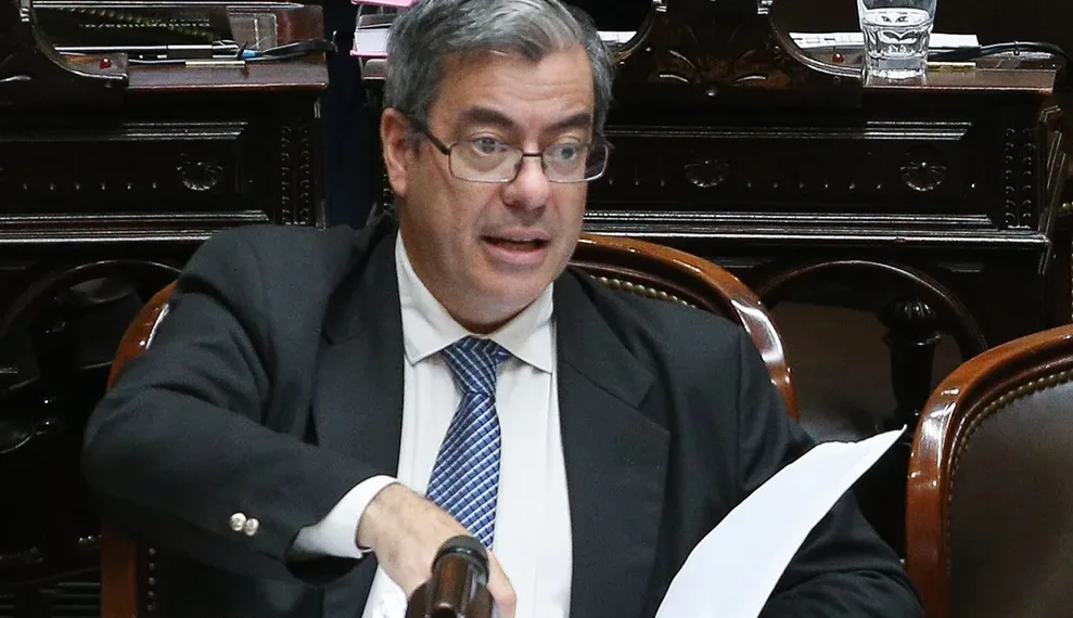 Menem le apagó el micrófono a Germán Martínez, quien contestó: «Su autoritarismo avanza»