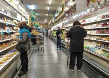 Las dos caras del consumo: se dispararon las ventas en shoppings pero cayeron en mayoristas