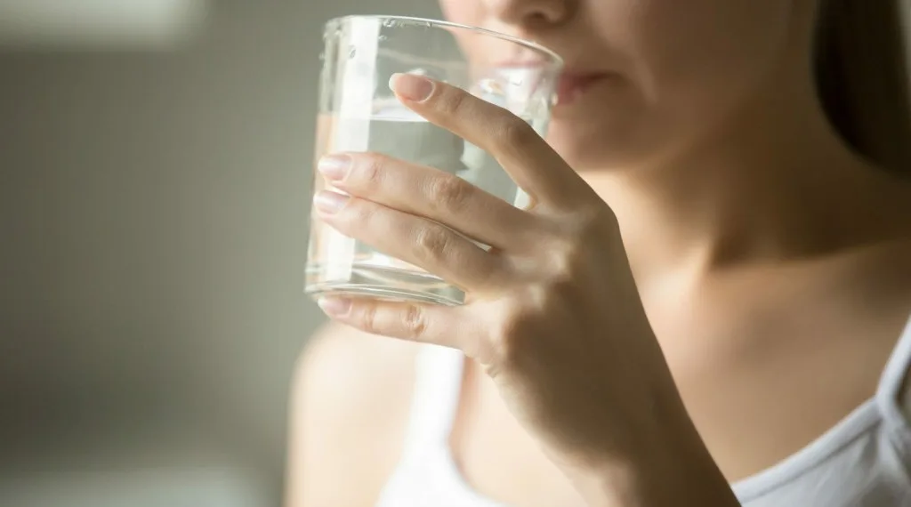 La importancia de beber suficiente agua y consumir alimentos ricos en líquidos