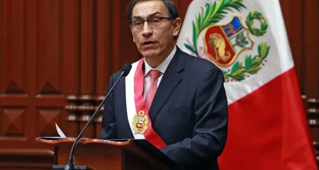 El Congreso de Perú inhabilita por 10  años al ex presidente Martín Vizcarra