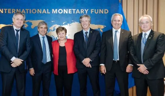 El Gobierno acordó con el FMI que la revisión de metas sea a fines de julio