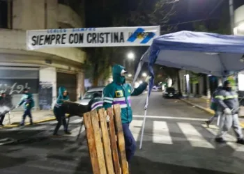 La Policía de la Ciudad desalojó a los militantes que acampaban frente al departamento de Cristina Kirchner