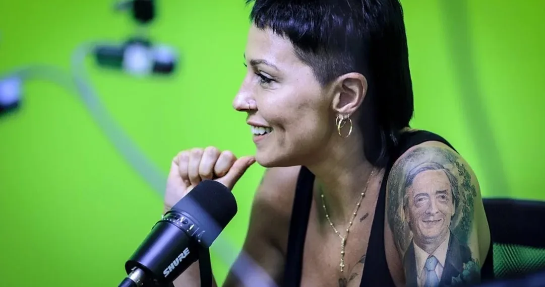 Mayra Mendoza se tatuó una tobillera con la palabra «dignidad» en respaldo a Cristina Kirchner