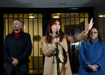 Piden a Migraciones reforzar controles para evitar que Cristina Kirchner salga del país