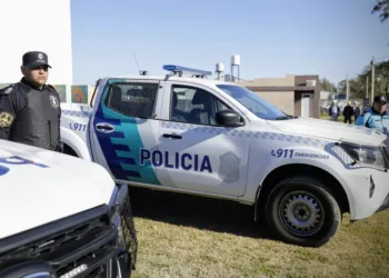 Kicillof entregó una ambulancia y patrulleros para fortalecer la seguridad en Rivadavia