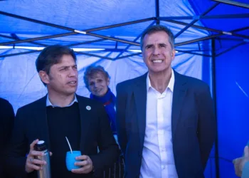Kicillof llega a América para la entrega de escrituras, móviles y una ambulancia
