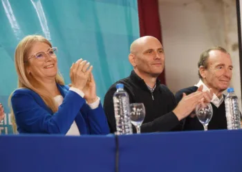 Magario: “No queremos la motosierra, necesitamos mejorar el Estado y darle más oportunidades a los jóvenes”