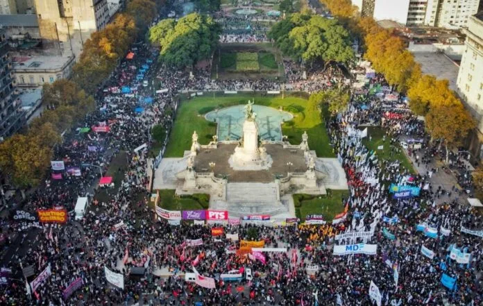 Masiva marcha frente al Congreso: reclamos unidos bajo el lema “contra la crueldad, el hambre y el saqueo”