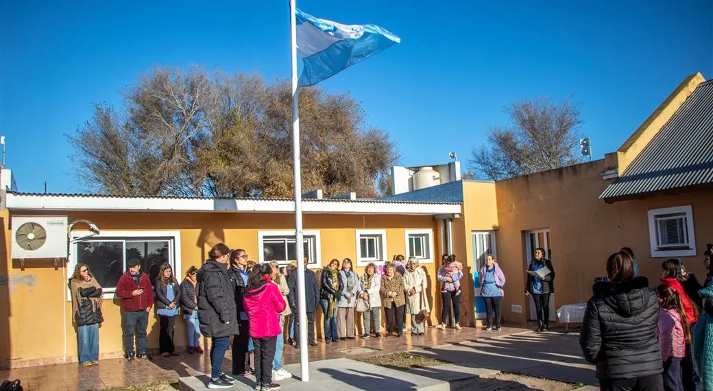 Se inauguró un mástil que une a dos instituciones del barrio San Antonio