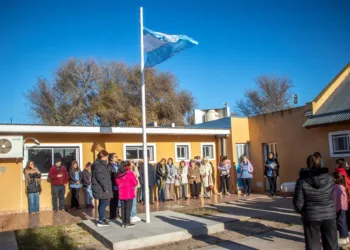 Se inauguró un mástil que une a dos instituciones del barrio San Antonio