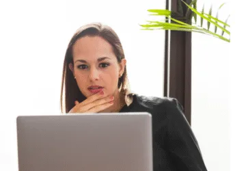 IA y transparencia: cómo comunicar el uso de inteligencia artificial sin perder credibilidad