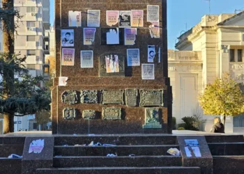 Intiman a limpiar el monumento al General San Martín