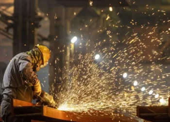 Despidos, suspensiones y rebaja salarial: la crisis impacta en fábricas bonaerenses