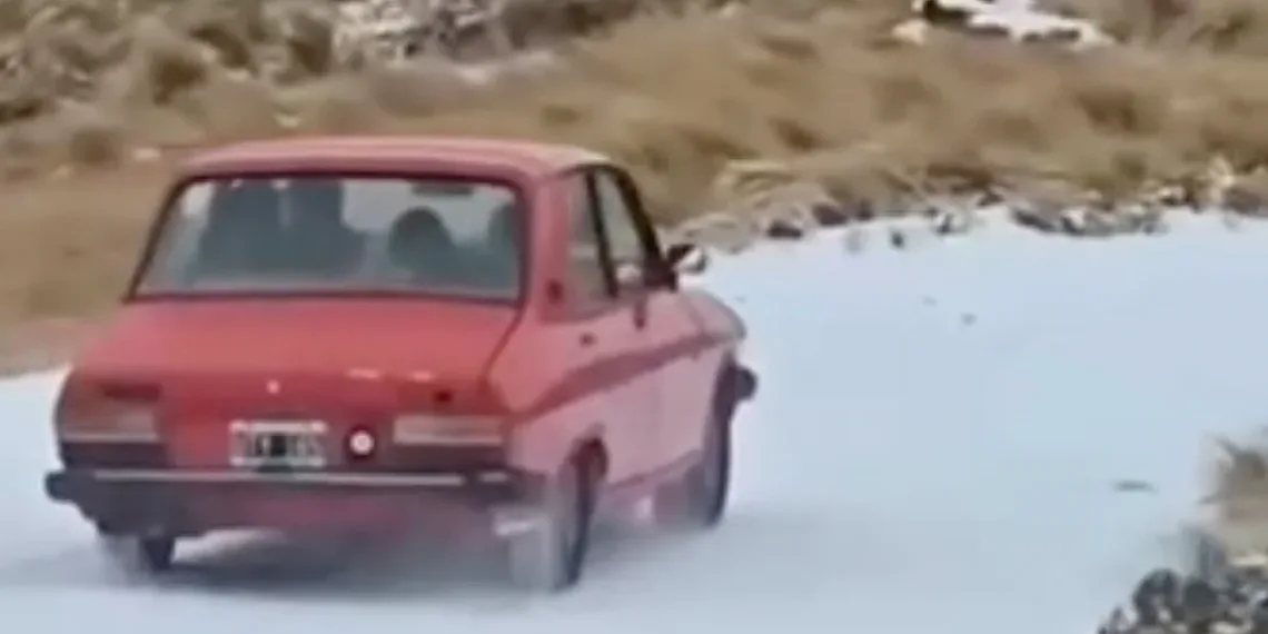 Lo viejo funciona, Juan: el increíble video del Renault 12 que se vistió de 4×4 y se plantó a la nieve serrana