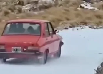 Lo viejo funciona, Juan: el increíble video del Renault 12 que se vistió de 4×4 y se plantó a la nieve serrana