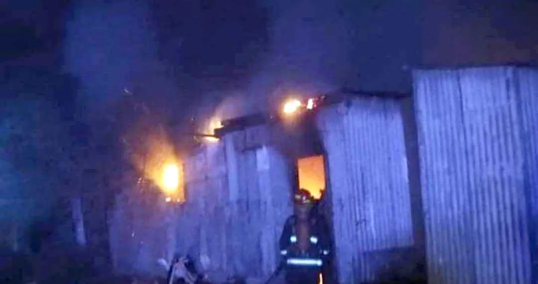 Incendio total de un precario galpón que era utilizado como vivienda