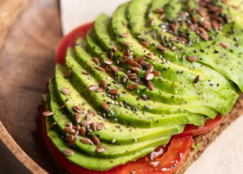 Cómo crear un almuerzo saludable a base a tomate, palta y un ingrediente nutritivo