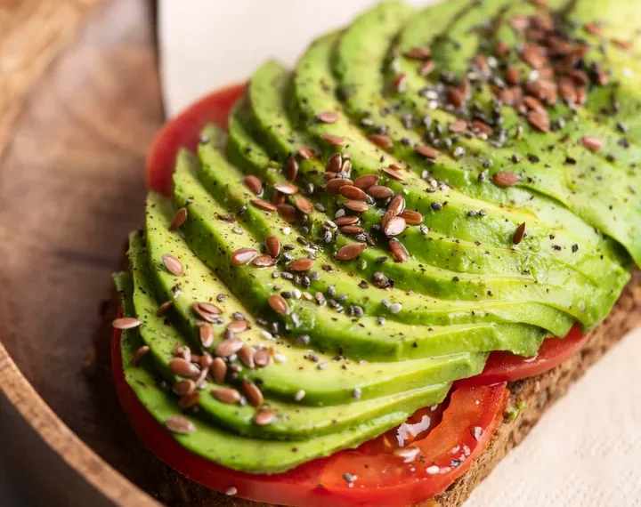 Cómo crear un almuerzo saludable a base a tomate, palta y un ingrediente nutritivo